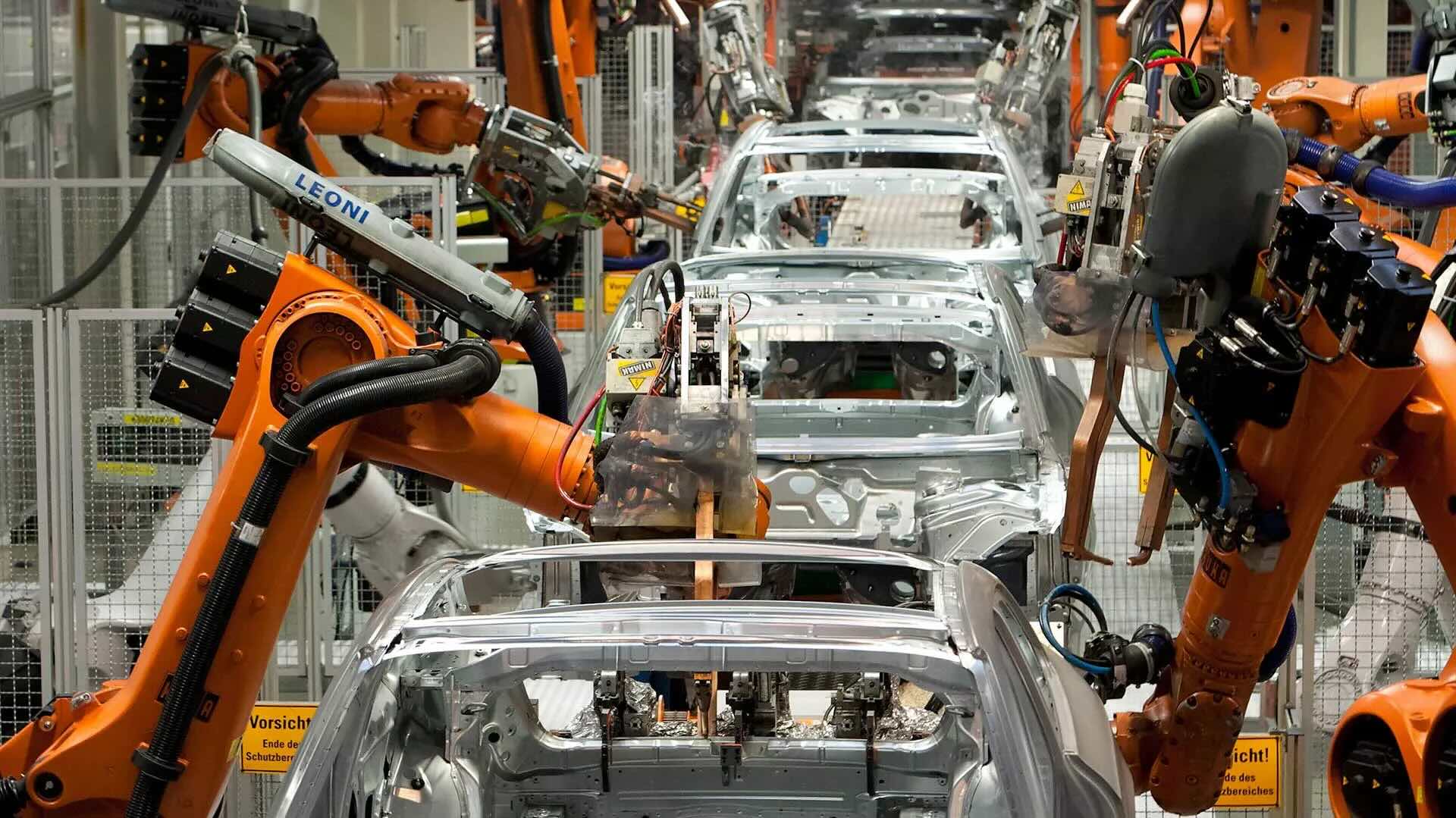 Autos während der Fertigung durch Roboter auf dem Fließband