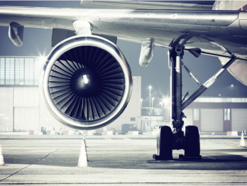 Flugzeugturbine Ein Bild einer Flugzeugturbine auf dem Rollfeld