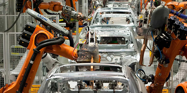 Autos während der Fertigung durch Roboter auf dem Fließband