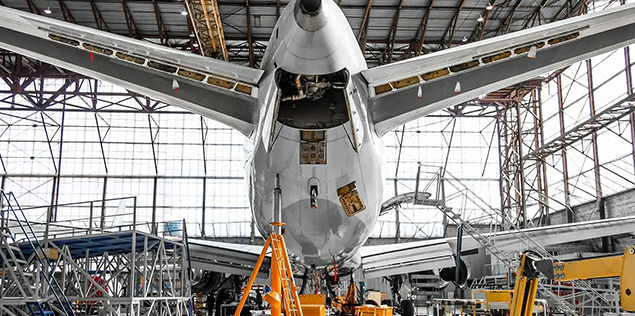 Ein Flugzeug wird in der Fertigungshalle bearbeitet