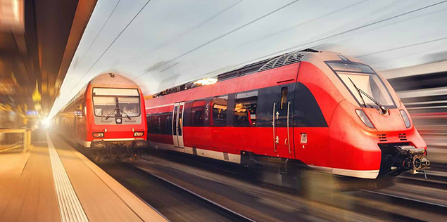 Ein Zug bei der Durchfahrt im Bahnhof