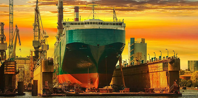 Ein Transportschiff im Industriehafen