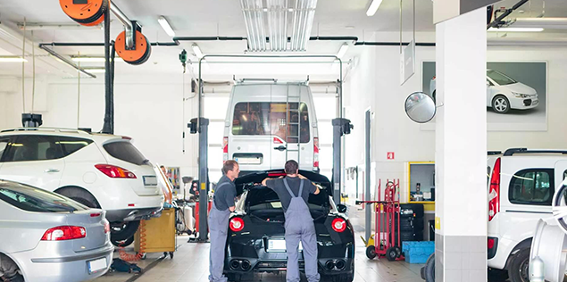 Zwei Männer bei der Arbeit in der Werkstatt
