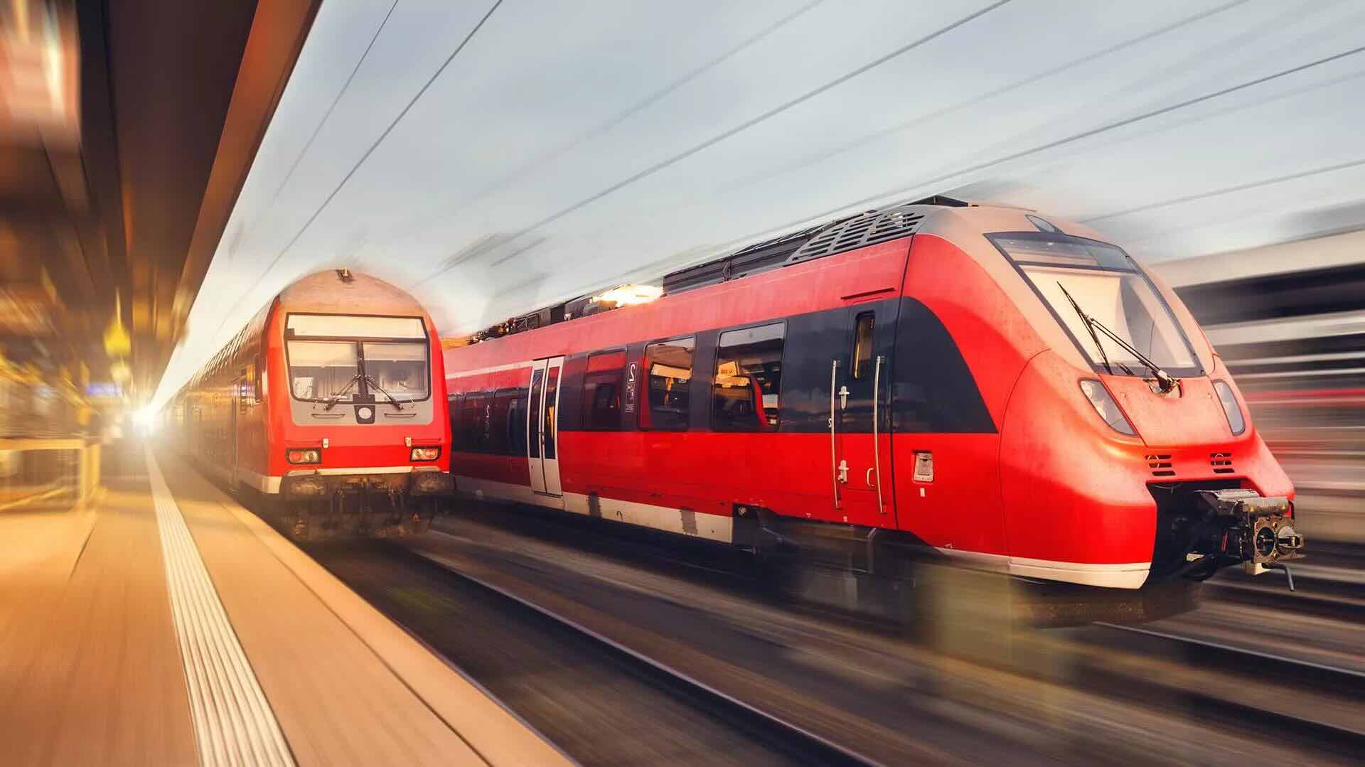 Ein Zug bei der Durchfahrt im Bahnhof