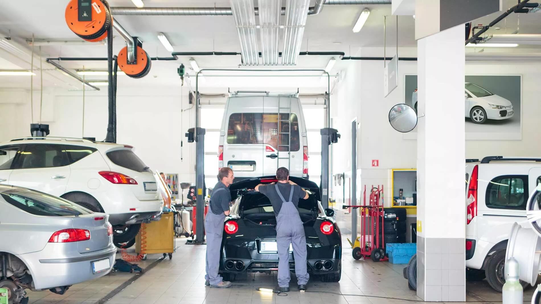 Zwei Männer bei der Arbeit in der Werkstatt
