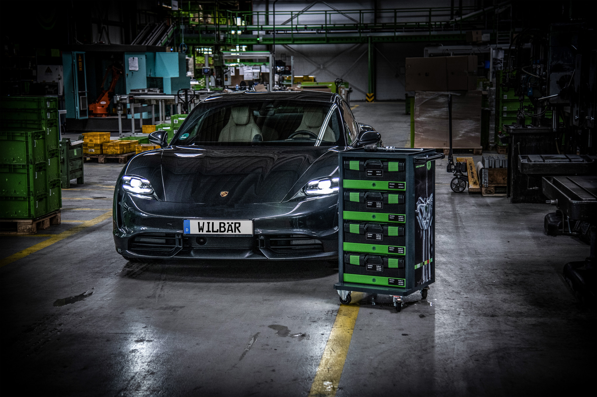 Ein Porsche Taycan in der Kukko Werkstatt