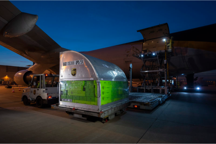 Werkzeuge am Flughafen Wilbär Podukte in einem Container am Flughafen