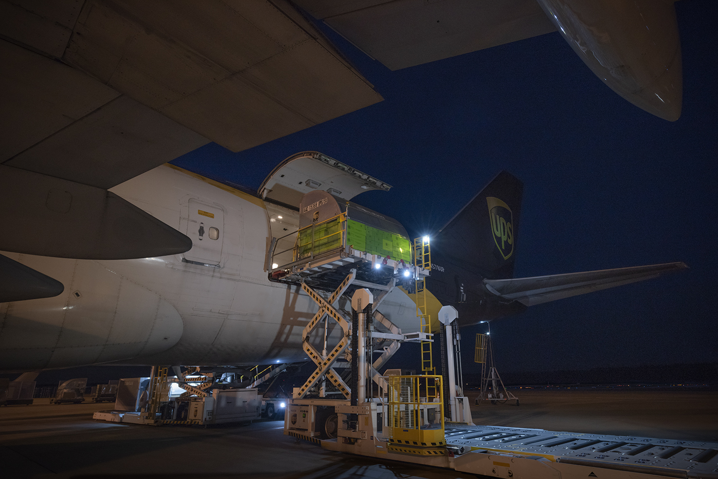 Containerverladung Ein Flugzeug wird mit einem Container beladen