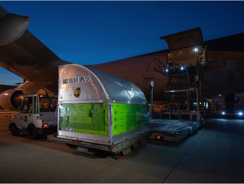 Flughafen Ein Container mit Werkzeug am Flughafen
